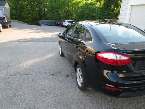 Used 2017 Ford Fiesta SE image 8