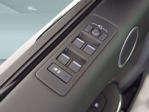 Used 2025 Land Rover Discovery Dynamic SE image 11