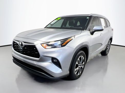 Used 2024 Toyota Highlander XLE FWD image 10
