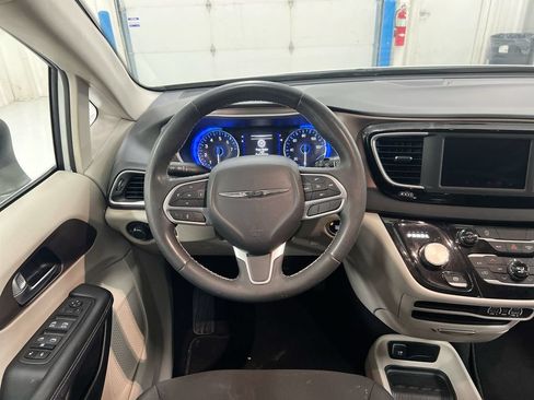 Used 2023 Chrysler Voyager LX FWD image 11