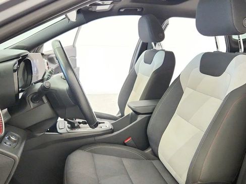 Used 2024 Chevrolet Trax RS w/ Sunroof Package FWD image 20