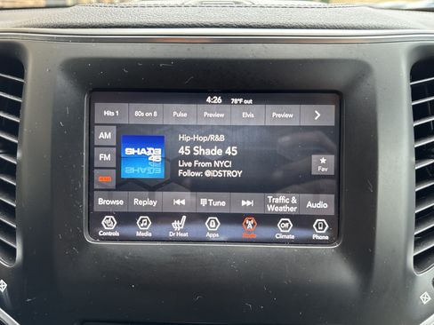 Used 2019 Jeep Cherokee Latitude Plus w/ Cold Weather Group AWD/4WD image 17