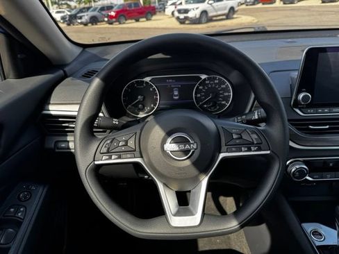Used 2025 Nissan Altima 2.5 SV FWD image 12