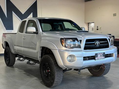 Used 2005 Toyota Tacoma PreRunner RWD image 2