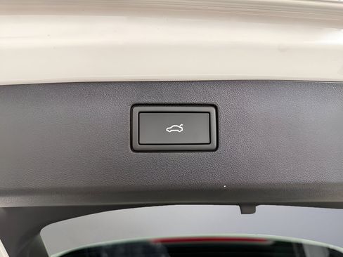 Certified 2025 Volkswagen Tiguan SE AWD/4WD image 10