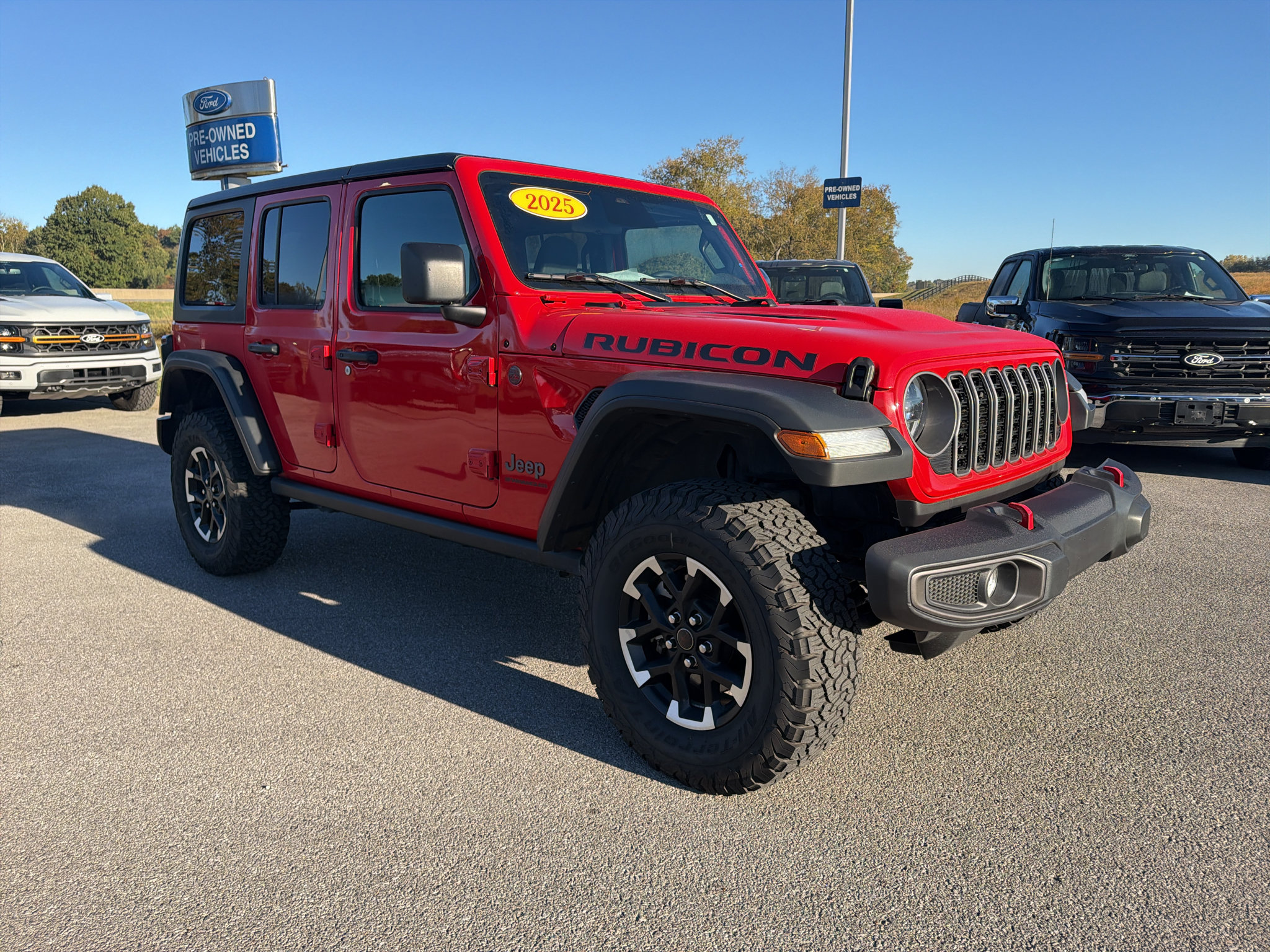 Used 2025 Jeep Wrangler Unlimited Rubicon w/ Convenience Group AWD/4WD image 3