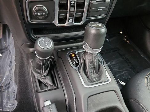 Used 2024 Jeep Wrangler Unlimited Sahara AWD/4WD image 15