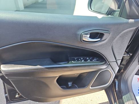 Used 2019 Jeep Compass Latitude FWD image 10