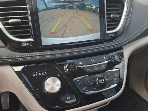 Used 2024 Chrysler Pacifica Limited FWD image 19