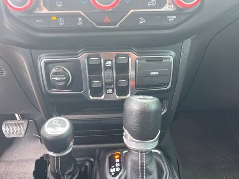 Used 2019 Jeep Wrangler Unlimited Sahara AWD/4WD image 18