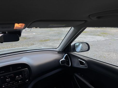 Used 2025 Kia Soul LX w/ LX Technology Package FWD image 30