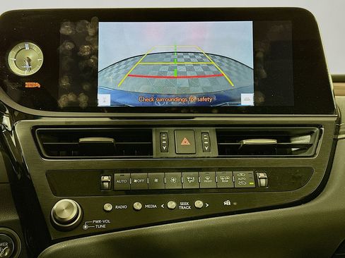 Used 2025 Lexus ES 300h w/ Premium Package image 16