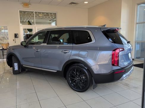 Used 2022 Kia Telluride SX w/ SX Prestige Package image 3