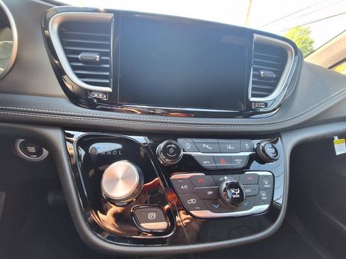 New 2027 Chrysler Pacifica Select FWD image 11
