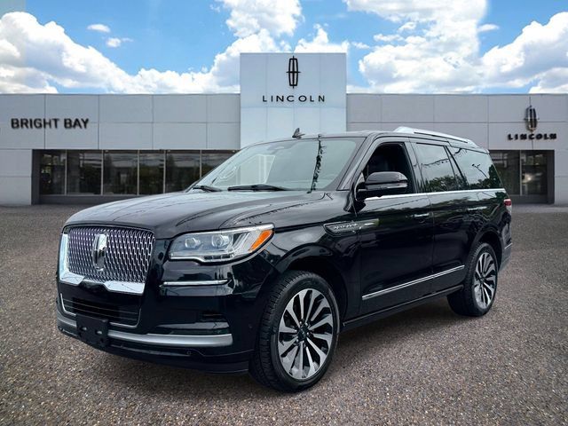 Used 2023 Lincoln Navigator Reserve AWD/4WD image 2