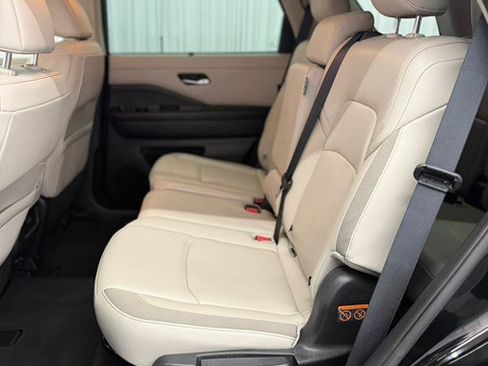 Used 2023 Nissan Pathfinder SL w/ Lighting Package (N92) AWD/4WD image 16