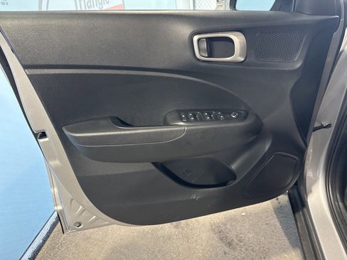 Used 2025 Hyundai Venue SE image 27