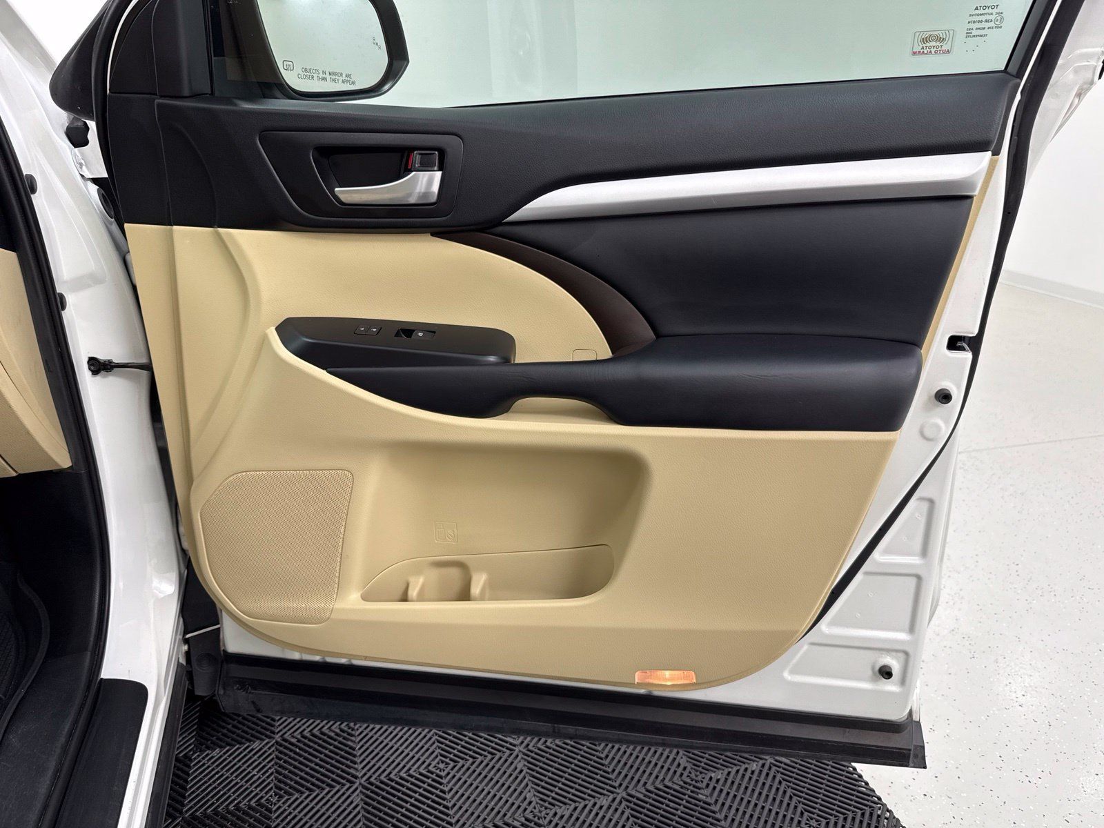 Used 2019 Toyota Highlander XLE FWD image 29