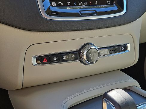 Used 2024 Volvo XC90 B5 Core w/ Climate Package image 16