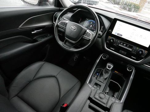 Certified 2024 Toyota Grand Highlander XLE image 9