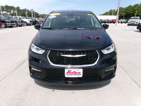 Used 2024 Chrysler Pacifica Touring-L FWD image 6