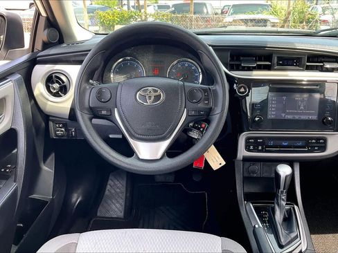 Used 2018 Toyota Corolla LE FWD image 11