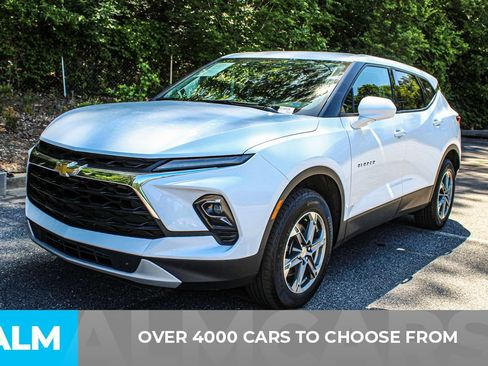 Used 2025 Chevrolet Blazer LT FWD image 3