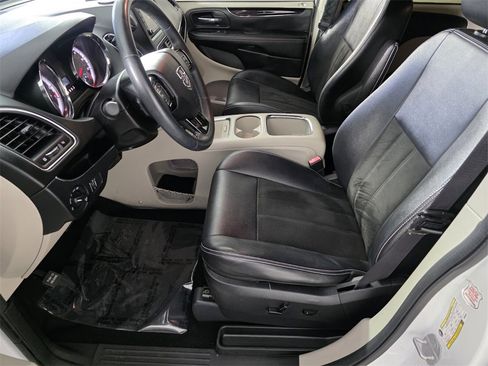 Used 2019 Dodge Grand Caravan SXT image 10