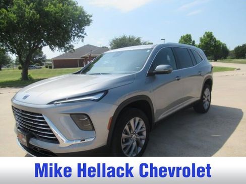 Used 2025 Buick Enclave Preferred FWD image 2