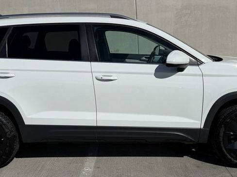 Certified 2025 Volkswagen Taos SE image 2