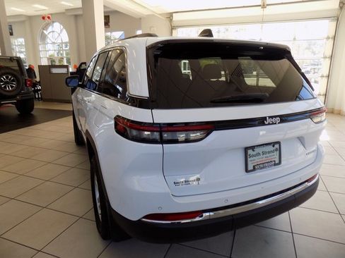 Used 2024 Jeep Grand Cherokee Laredo w/ MOPAR Finishing Package image 5