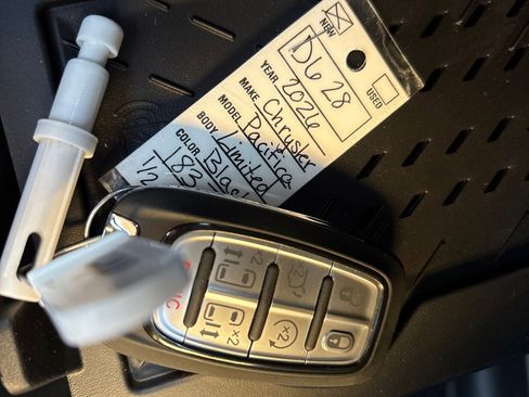 New 2026 Chrysler Pacifica Limited w/ Uconnect Theater Family Group image 26