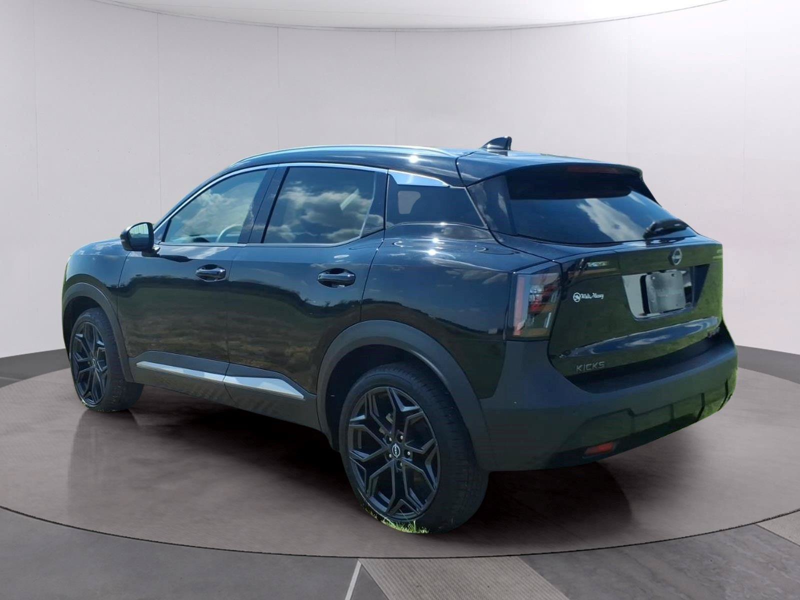 Used 2026 Nissan Kicks SR AWD/4WD image 3