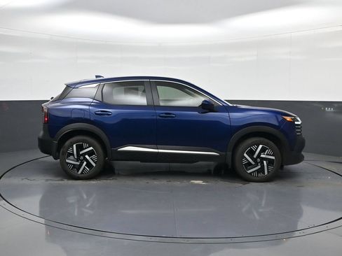 Used 2025 Nissan Kicks SV FWD image 11