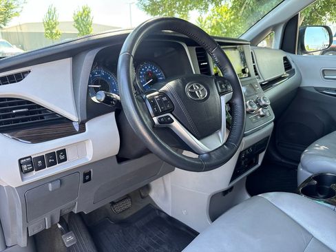 Used 2017 Toyota Sienna XLE Premium FWD image 11