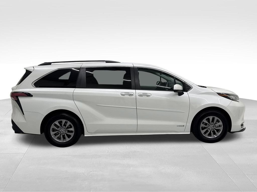Used 2021 Toyota Sienna XLE w/ XLE Plus Package FWD image 7