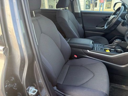 Used 2022 Toyota Highlander L image 19