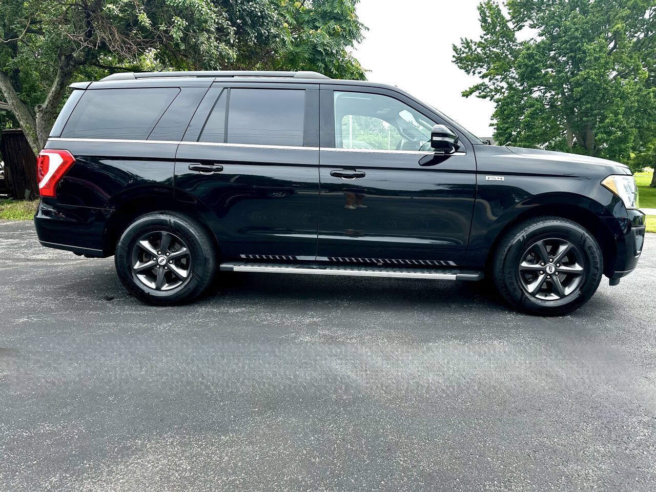 Used 2018 Ford Expedition XLT w/ Equipment Group 202A AWD/4WD image 2