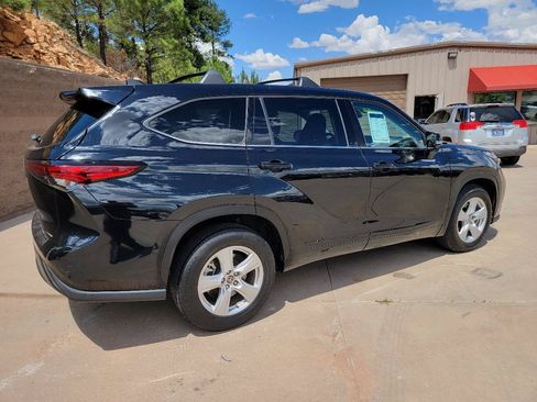 Used 2022 Toyota Highlander L FWD image 5