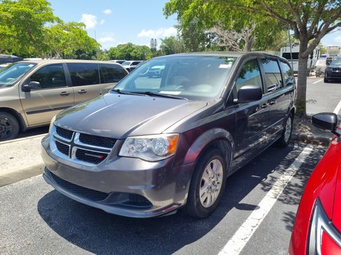 Used 2016 Dodge Grand Caravan SE w/ Quick Order Package 29E SE FWD image 3