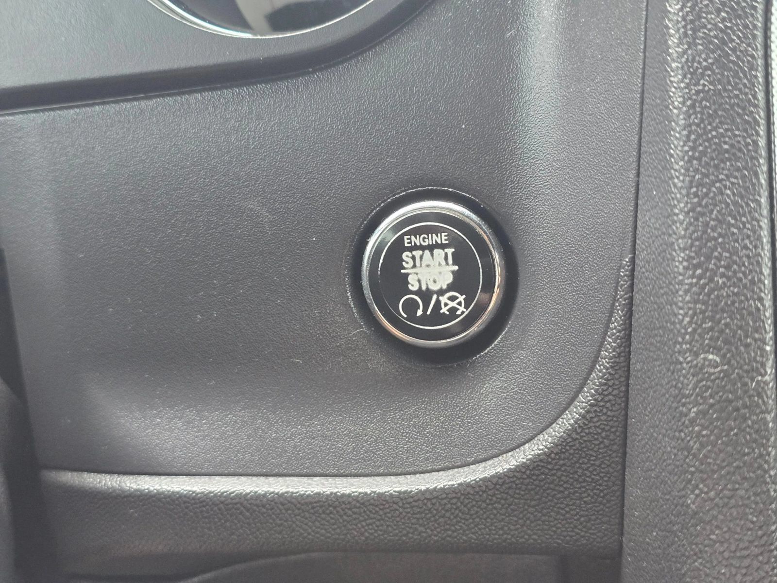 Used 2014 Dodge Challenger SXT RWD image 25