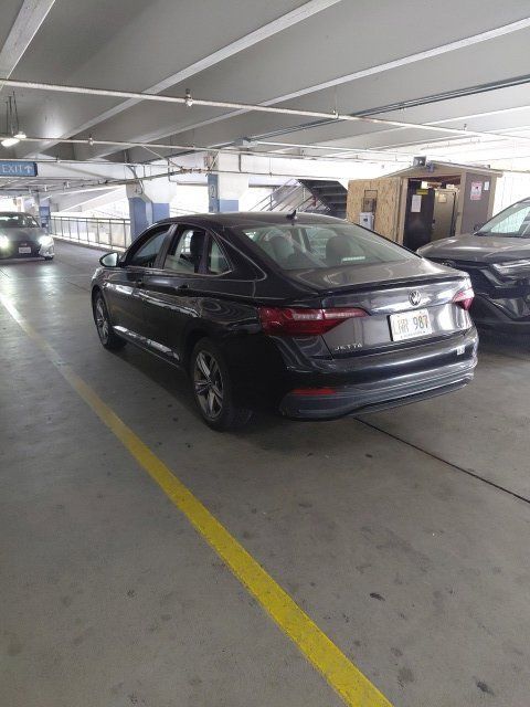 Used 2024 Volkswagen Jetta SE FWD image 3