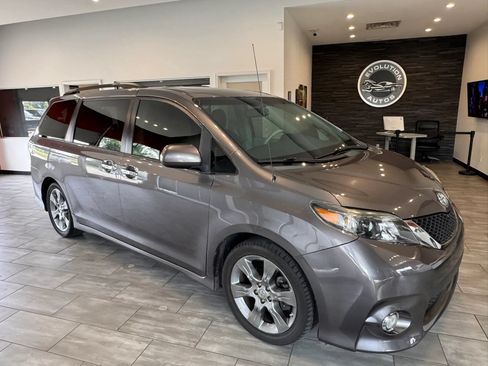 Used 2014 Toyota Sienna SE FWD image 9