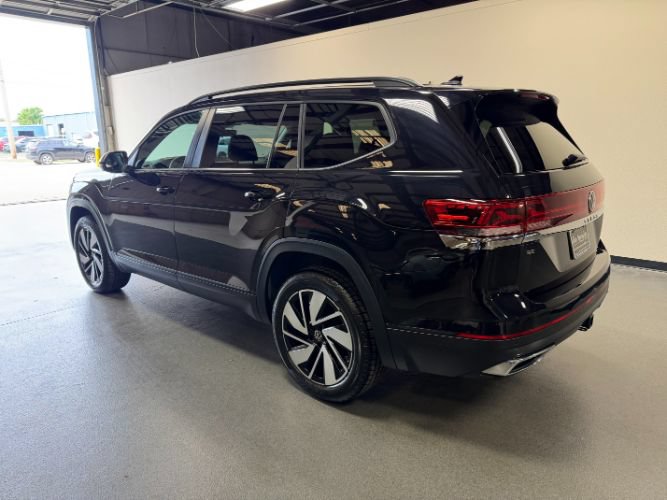 Used 2025 Volkswagen Atlas SE FWD image 2