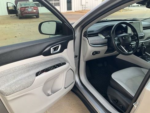 Used 2022 Jeep Compass Latitude w/ Convenience Group image 2