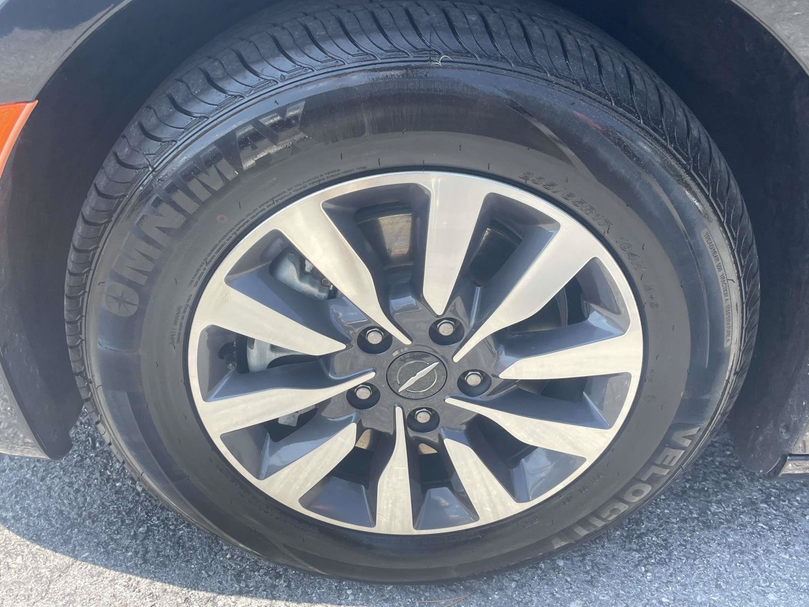 Used 2023 Chrysler Pacifica Touring-L FWD image 7