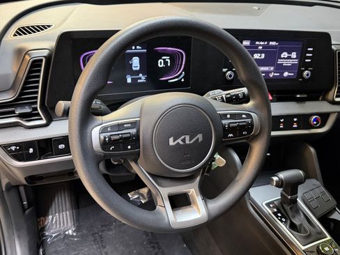 Used 2024 Kia Sportage LX image 4