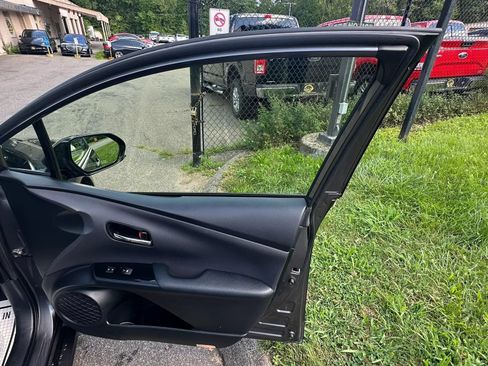 Used 2017 Toyota Prius Three Touring FWD image 31