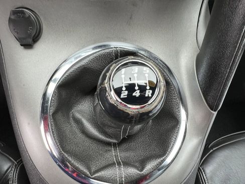 Used 2006 Pontiac Solstice Convertible w/ Premium Package image 24