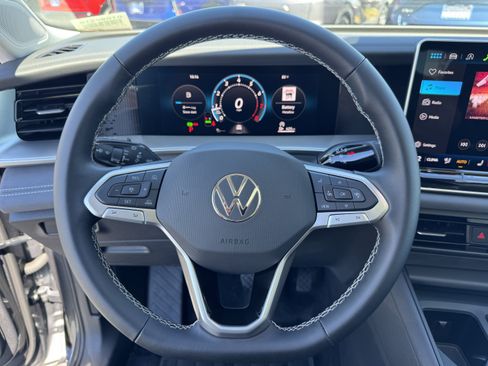 Used 2026 Volkswagen Tiguan SE FWD image 19